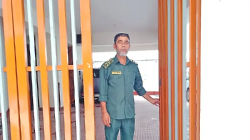 বাসায় নিরাপত্তাকর্মী নিজাম উদ্দিনের সংসার চলে টেনেটুনে