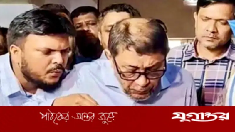 স্বাস্থ্যমন্ত্রীর চামচে ফুঁ দিয়ে ভাইরাল চিকিৎসক: নেটিজেনদের প্রতিক্রিয়া
