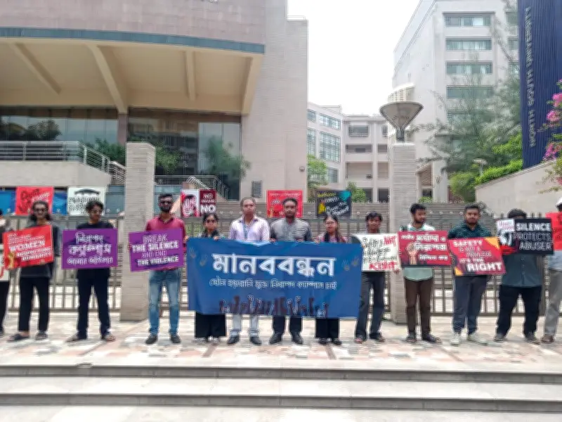 নারী শিক্ষার্থীদের নিরাপত্তা নিশ্চিতের দাবিতে নর্থ সাউথে মানববন্ধন