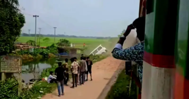 পাঘাচং স্টেশনে ট্রেনের ধাক্কায় মাইক্রোবাস পুকুরে, হতাহত নেই