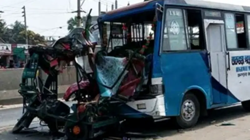 বাসের ধাক্কায় অটোরিকশার দুই আরোহী নিহত, গ্রেপ্তার ২