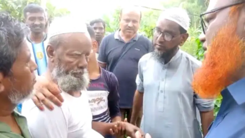 তিন বছর ঘরবন্দি বাবা, স্ত্রীর কবর জিয়ারতে পুলিশের হস্তক্ষেপ