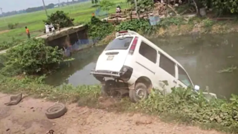 ট্রেনের ধাক্কায় মাইক্রোবাস খাদে, লাফিয়ে প্রাণ বাঁচালেন যাত্রীরা