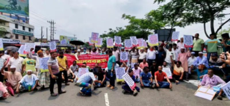ভূমি সমস্যার স্থায়ী সমাধানে কুমিল্লায় মহাসড়ক অবরোধ, মানববন্ধন