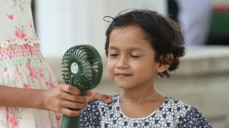 গরম থেকে শিশুকে রক্ষায় চার্জার ফ্যান ব্যবহার: তাপপ্রবাহে শরীরের ভেতরে যা ঘটে