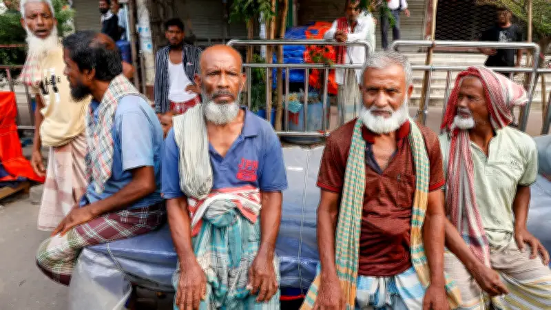 কাজের আশায় নির্মাণশ্রমিকদের অপেক্ষা