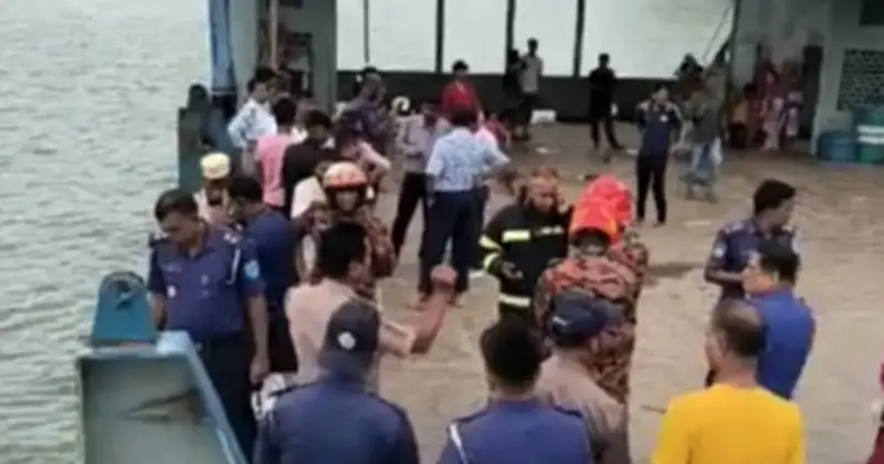 রাজবাড়ীতে ফেরিঘাটে বাস নিয়ন্ত্রণ হারিয়ে পদ্মায়, আতঙ্ক