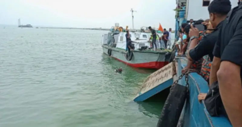 রাজবাড়ীতে ফেরিঘাটে বাস ডুবি, হতাহত নেই