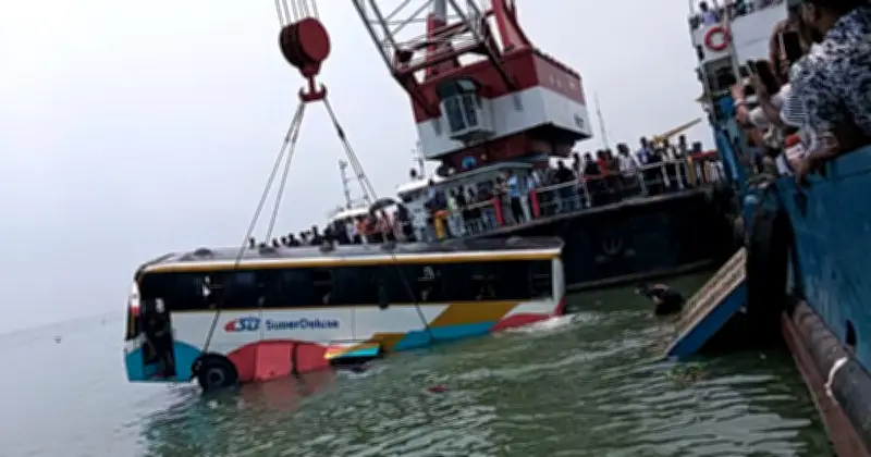 রাজবাড়ীতে ফেরিঘাটে বাস নিয়ন্ত্রণ হারিয়ে পদ্মায় পড়েছে, চালক-সহকারী উদ্ধার