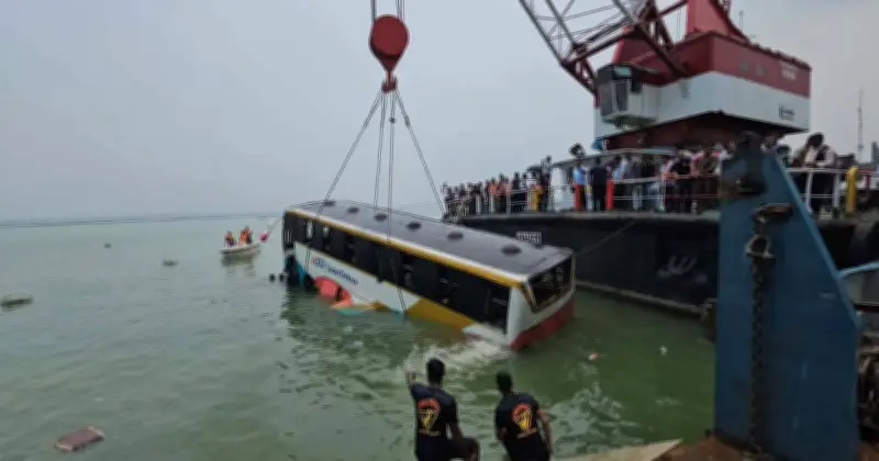 রাজবাড়ীতে ফেরিঘাটে বাস পদ্মায় ডুবে গেল, চালক-সহকারী আহত