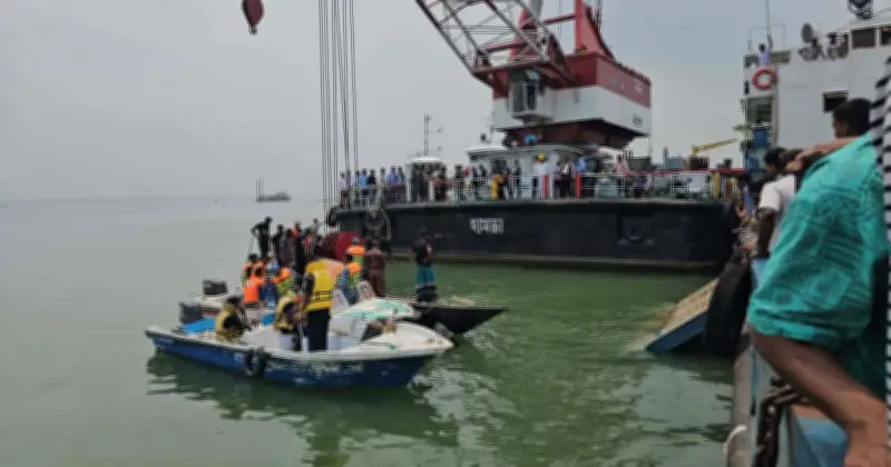 রাজবাড়ীতে ফেরিঘাটে বাস নদীতে, চালক ও সহকারী উদ্ধার