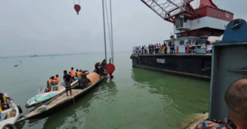 দৌলতদিয়া ফেরিঘাটে আবারও বাস নদীতে, চালক-সহকারী উদ্ধার