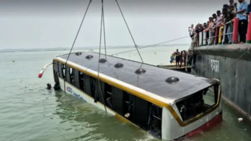 পদ্মায় পড়া বাস উদ্ধার, হতাহত নেই