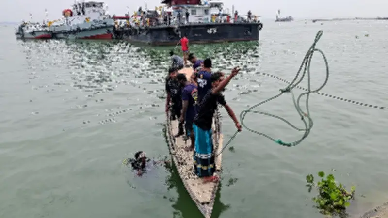 দৌলতদিয়া ফেরিঘাটে আবারও বাস নদীতে, চালক উদ্ধার