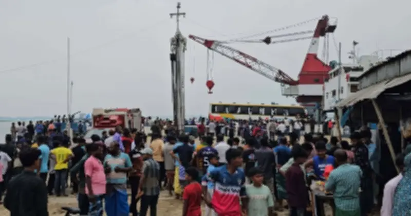 কুষ্টিয়া-ঢাকা বাস দৌলতদিয়ায় ফেরির রেলিং ভেঙে পদ্মায় ডুবে গেলেও হতাহত নেই