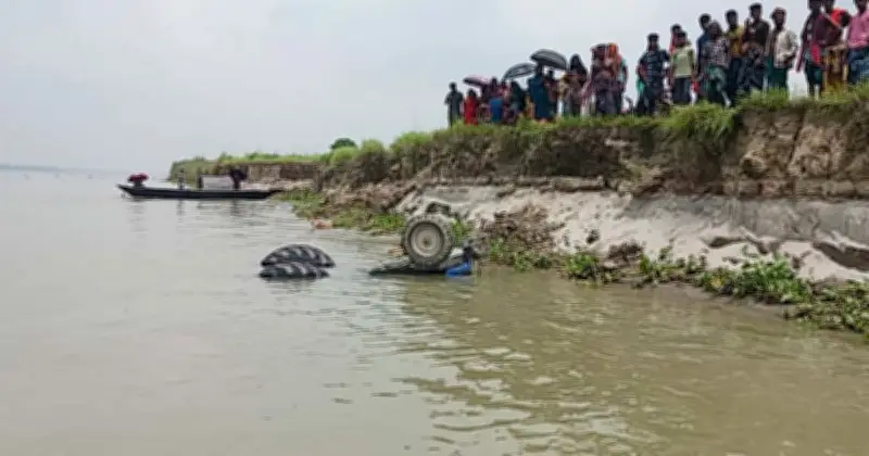 পদ্মা নদীতে ট্রাক্টর উল্টে চালকের মৃত্যু