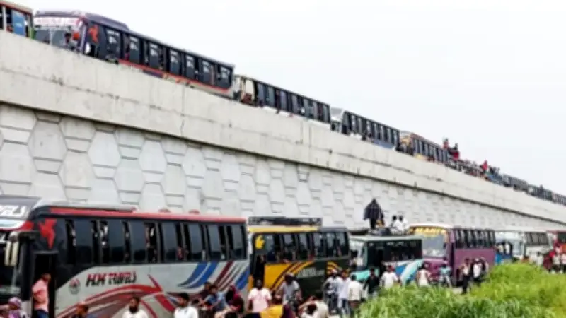 যমুনা সেতুতে তীব্র যানজট, লালমনিরহাটে পুশইন চেষ্টা