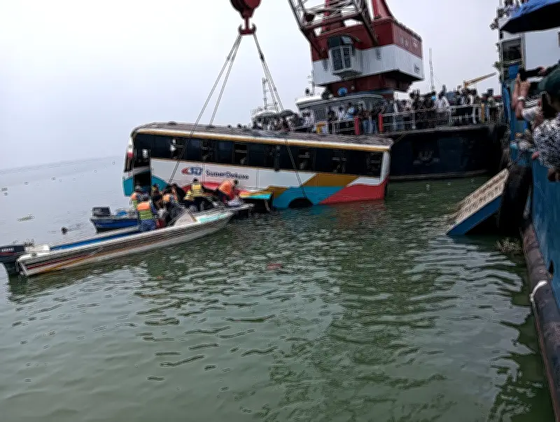 পদ্মা নদীতে ডুবে যাওয়া বাস উদ্ধার, চালক ও সহকারী নিরাপদ
