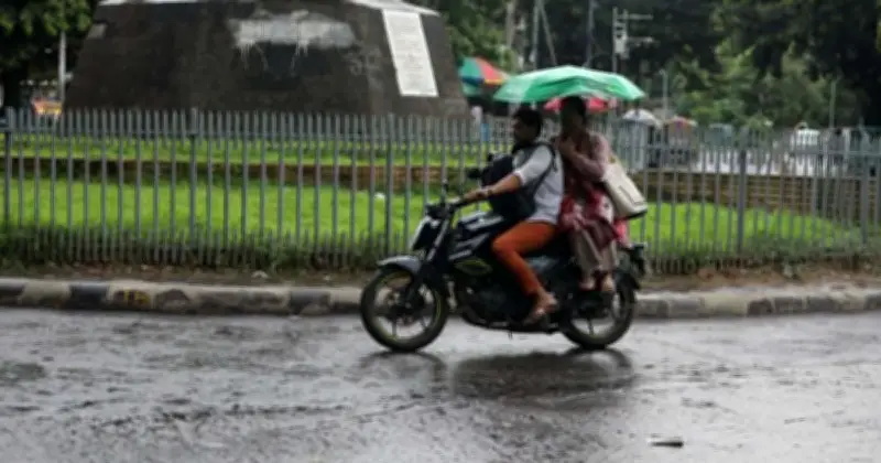 রোদ গরমের শহরে স্বস্তির বার্তা হয়ে এলো বৃষ্টি