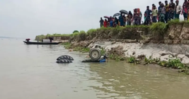 ফরিদপুরে ট্রাক্টর উল্টে পাদ্মায় পড়ে চালকের মৃত্যু