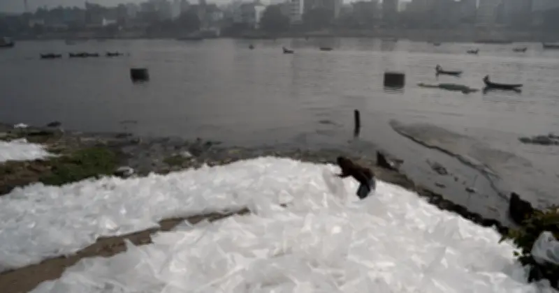 বুড়িগঙ্গার তীরে প্লাস্টিক পোড়ানোর বিষাক্ত অর্থনীতি