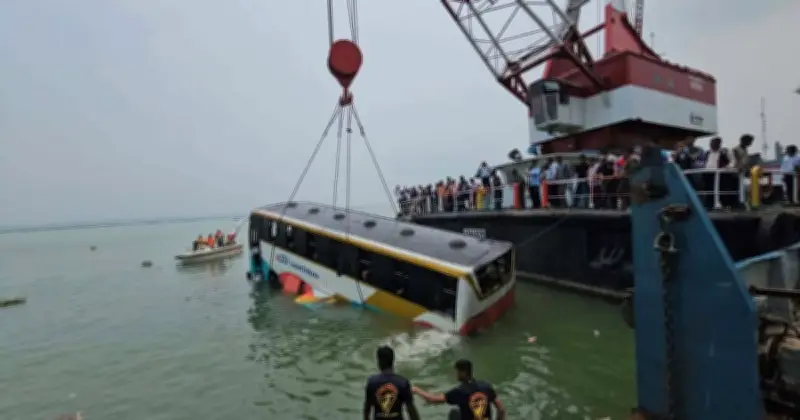 দৌলতদিয়ায় ফেরিতে ওঠার সময় বাস ডুবে গেলেও প্রাণহানি নেই