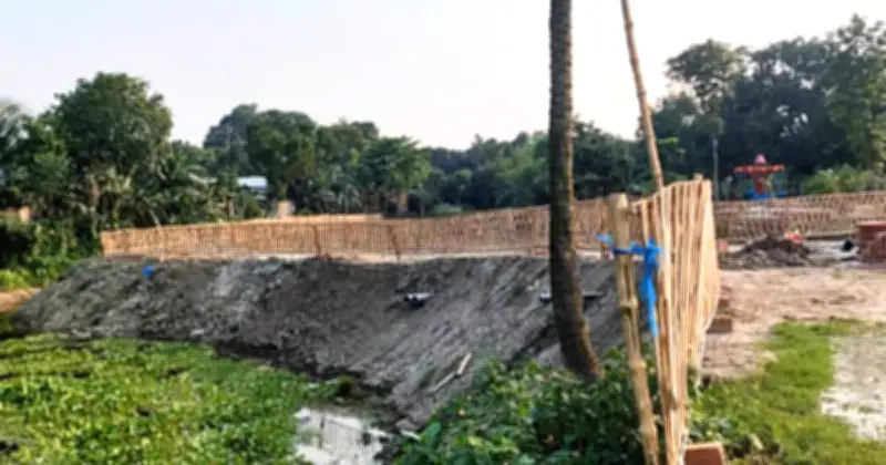 ভেড়ামারায় প্রাকৃতিক লেক ভরাট করে বেআইনি পার্ক নির্মাণের অভিযোগ
