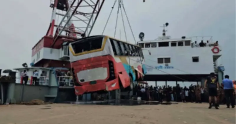 দৌলতদিয়ায় বাস নদীতে পড়ার ঘটনায় তদন্ত কমিটি গঠন