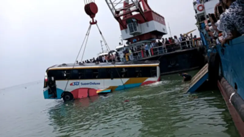 দেশজুড়ে নানা চিত্র: বোরো ধানের খড় থেকে বৃষ্টিতে ভেজা শিশু