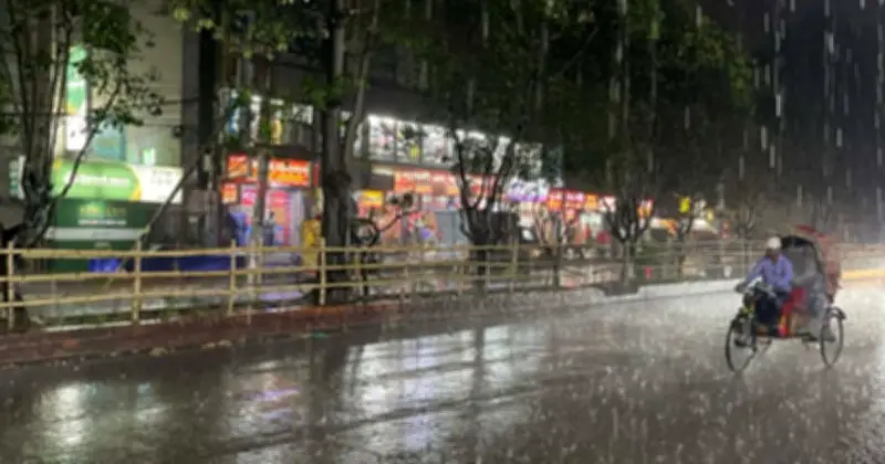 টানা তাপপ্রবাহের পর বৃষ্টিতে স্বস্তি ফিরেছে রাজধানীতে