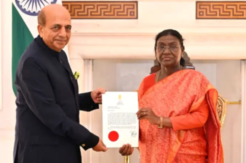 ভারতে রাষ্ট্রপতির কাছ থেকে সনদ গ্রহণ করলেন হাইকমিশনার দীনেশ ত্রিবেদী