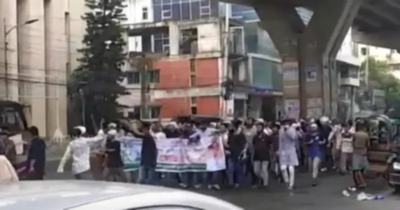 আগ্রাবাদে যুবলীগের কাফন মিছিল, পুলিশের নজরদারি