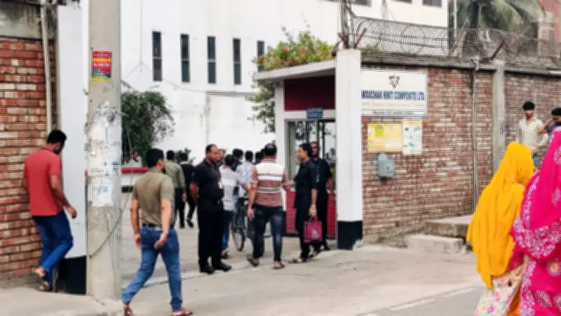 ঈদের ছুটি শেষে গাজীপুরের কারখানায় শ্রমিকদের স্বতঃস্ফূর্ত উপস্থিতি