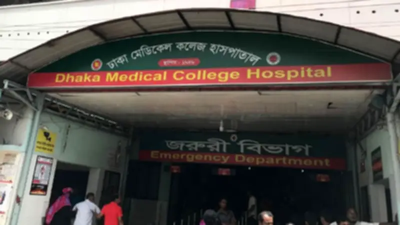 ডিভাইডারে ধাক্কা লেগে বাস উল্টে হেলপার নিহত