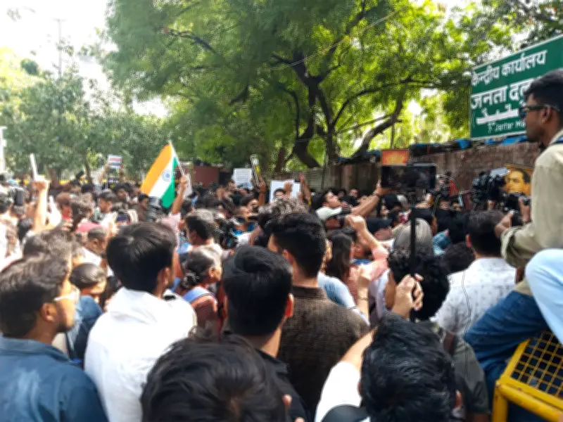 তেলাপোকার সমাবেশে মুখর যন্তর মন্তর, শিক্ষামন্ত্রীর পদত্যাগের দাবি