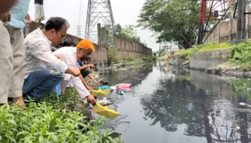 গাজীপুরের শ্রীপুরে দূষিত নদীতে কাগজের নৌকা ভাসিয়ে পরিবেশ রক্ষার দাবি