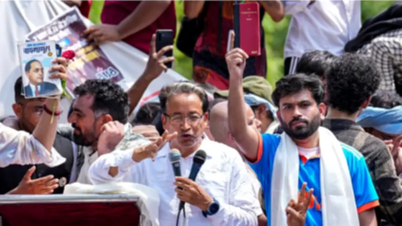 ককরোচ জনতা পার্টি: অনলাইন থেকে রাস্তায় নামার প্রস্তুতি
