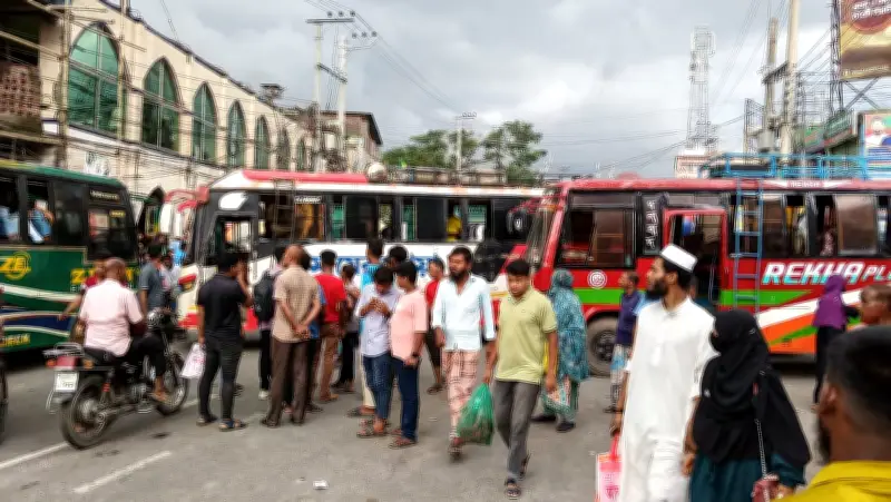 জয়পুরহাটে বিজিবির বিরুদ্ধে চালক মারধরের অভিযোগ, শ্রমিকদের অবরোধ