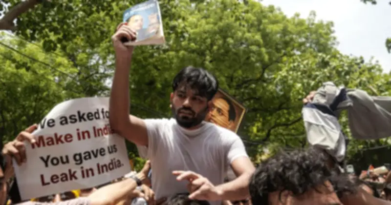 শিক্ষামন্ত্রীর বিরুদ্ধে অনিয়মের অভিযোগে দিল্লিতে বিক্ষোভ