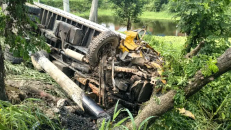 চাকা ফেটে কাভার্ডভ্যান উল্টে চালক নিহত, কাফনের কাপড় পরে নিষিদ্ধ ছাত্রলীগের শপথ
