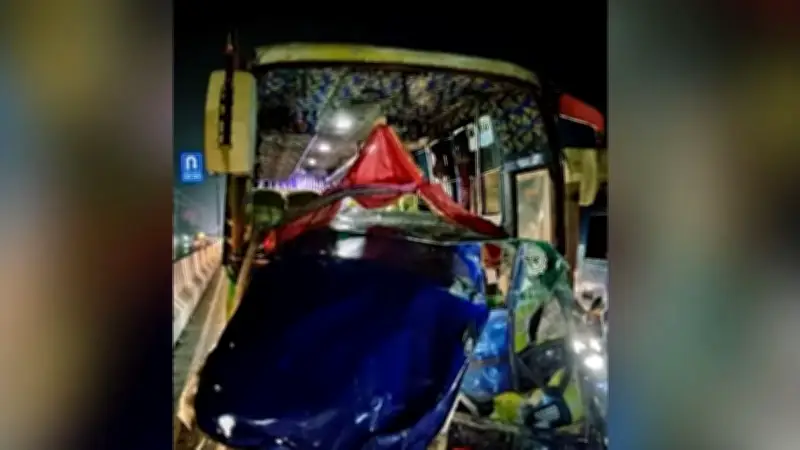 কুমিল্লায় বাস-অটোরিকশা সংঘর্ষে নিহত ৩, শাহজালালের কার্গোতে আগুনে উঠছে প্রশ্ন