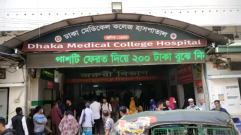 ঢামেক ইন্টার্ন চিকিৎসকদের অনির্দিষ্টকালের কর্মবিরতি