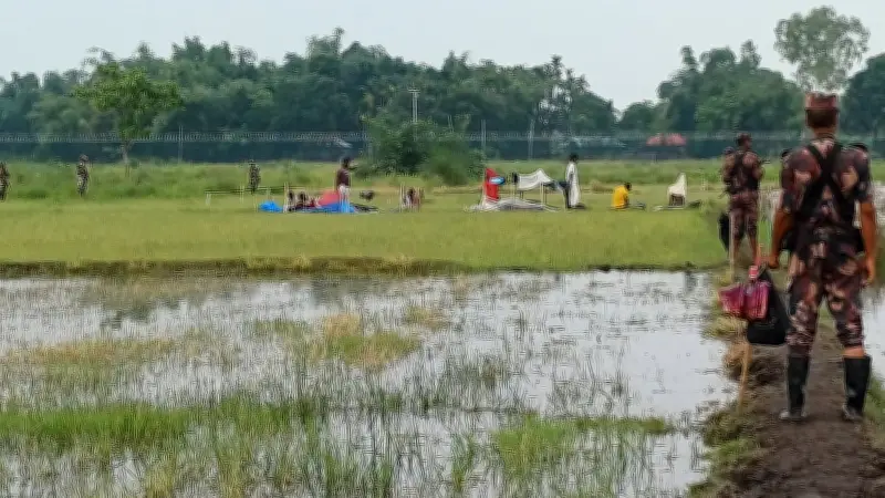 শূন্যরেখায় ৫৯ ঘণ্টা ধরে আটকে ১০ নারী-পুরুষ-শিশু
