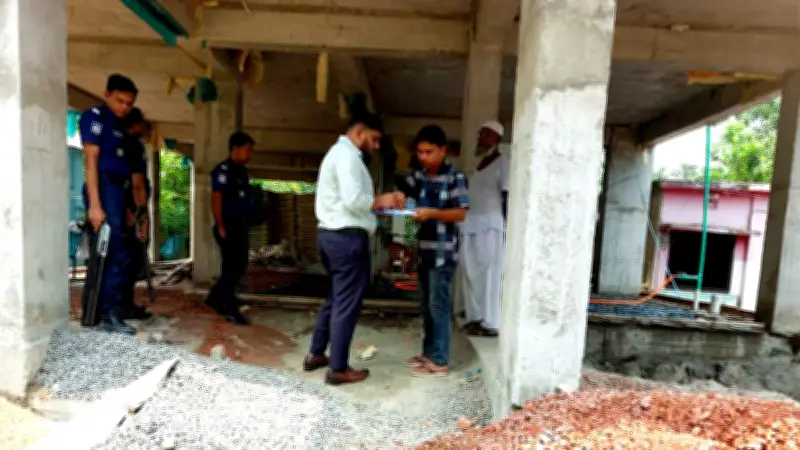 সড়কে নির্মাণসামগ্রী রেখে ভোগান্তি, আখাউড়ায় প্রশাসনের অভিযান