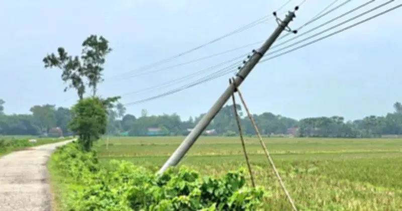 শেরপুরে বৈদ্যুতিক খুঁটি হেলে, দুর্ঘটনার আশঙ্কা