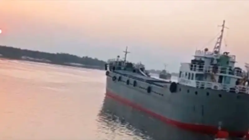 সুন্দরবনে ৫ কার্গো জাহাজে গুলি-লুটপাট, সমুদ্রবন্দরে সতর্ক সংকেত