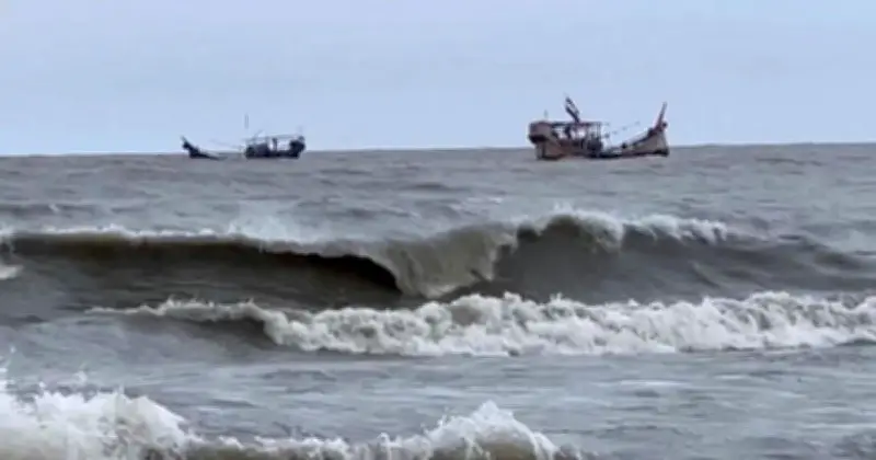 উপকূলে ঝড়ো হাওয়ার আশঙ্কায় ৪ বন্দরে ৩ নম্বর সতর্ক সংকেত