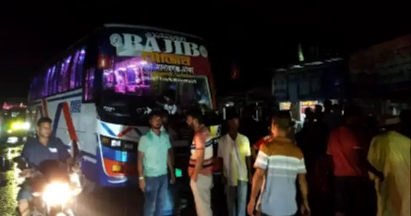 মাদারগঞ্জে বাসচালককে মারধর ও ছাত্রদল কর্মী কুপিয়ে জখম, বাস চলাচল বন্ধ