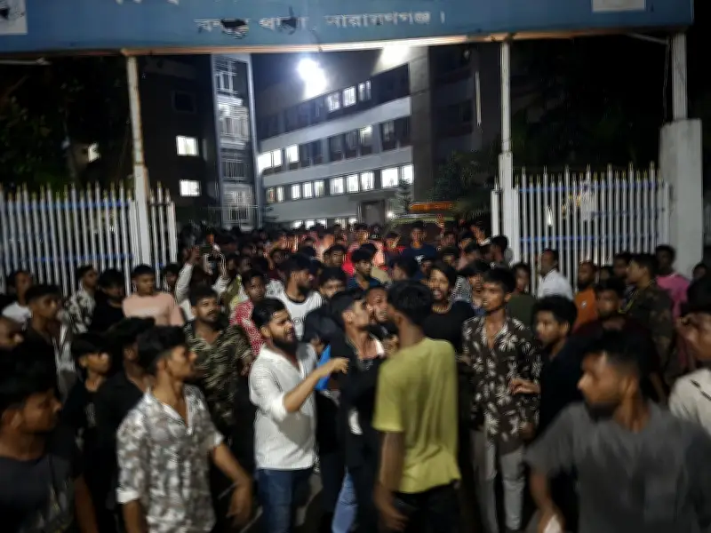 বন্দরে ছুরিকাঘাতে যুবক নিহত: লাশ নিয়ে থানা ঘেরাও, এসআই প্রত্যাহার