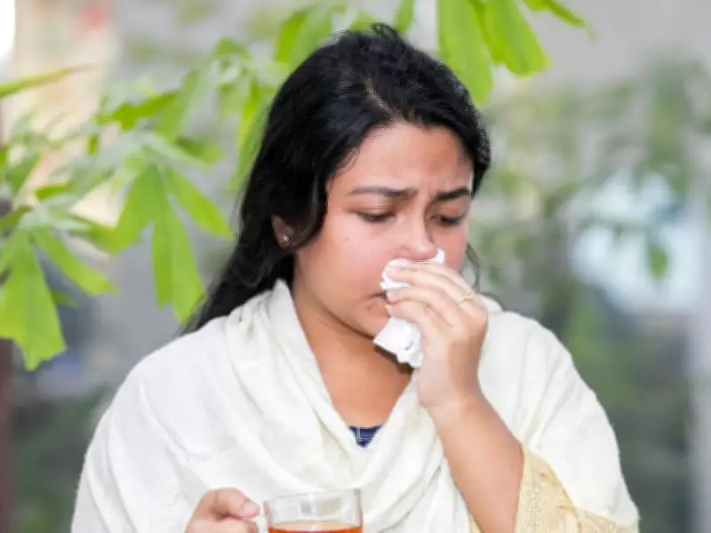 গরমেও ঠান্ডা লাগে? জেনে নিন কারণ ও প্রতিকার